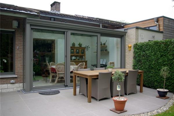 Veranda met schuifraam en plissé vliegenhor